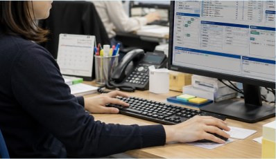 パソコンで管理システムを操作しているスタッフ
