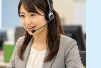 ヘッドセットで電話対応するコールセンターのスタッフ